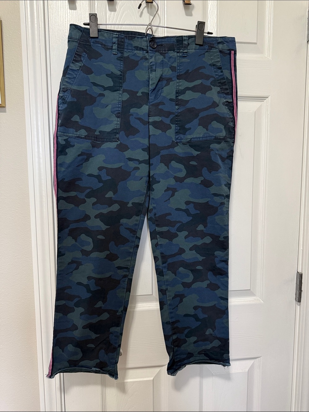 Gap Women’s Blue Camouflage Cargo Pants with Pink Side Stripe Ankle Sz 10